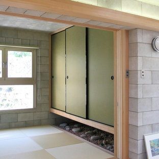 Imagen de dormitorio principal, moderno, de tamaño medio, con paredes grises, tatami y suelo verde